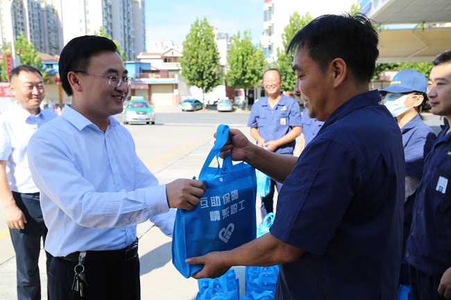 安全為本  情系職工——高溫季，安慶港華為職工撐起“遮陽傘”